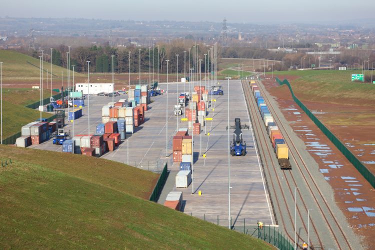Zvýšení kapacity železniční nákladní dopravy ve Spojeném království: SEGRO vybuduje terminál v Radlettu
