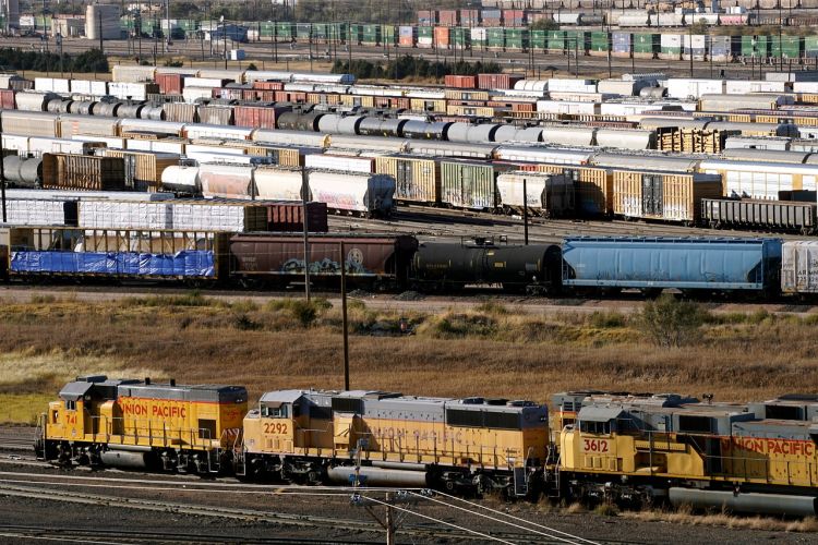 New rail report challenges assumptions on freight trains length and safety