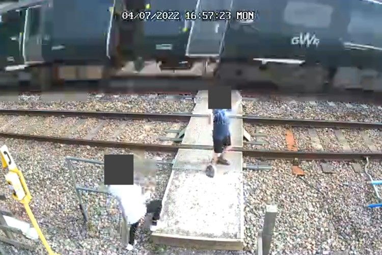 Network Rail gibt eine Sicherheitswarnung heraus, nachdem schockierende CCTV-Aufnahmen zeigen, wie Kinder auf gefährliche Weise an einem Bahnübergang spielen