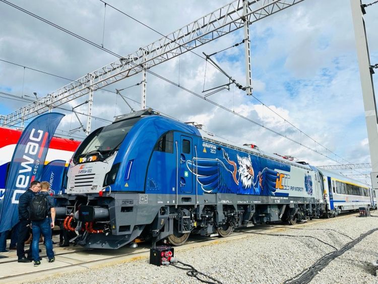 PKP Intercity opened offers for 63(+32) MS locomotives and 300(+150) new passenger wagons