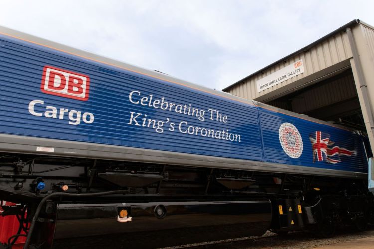 DB Cargo UK enthüllt die königliche Lokomotive Class 66 als Hommage an König Karl III.