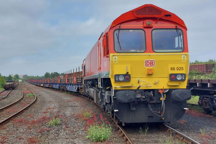 DB Cargo UK und British Steel kooperieren beim Transport von 100 Meter langen Eisenbahnschienen nach Belgien