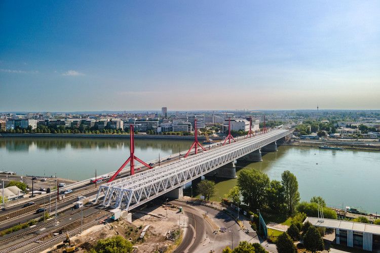 Die restaurierte Eisenbahnbrücke über die Donau in Budapest ist in Betrieb genommen worden