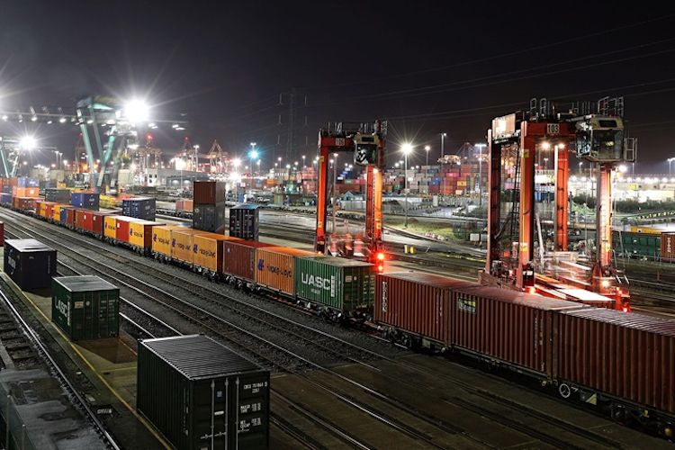 DP World has launched a new intermodal train service in UK