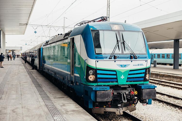 Bulgaria: BDŽ tenders shunter locomotives and trainsets