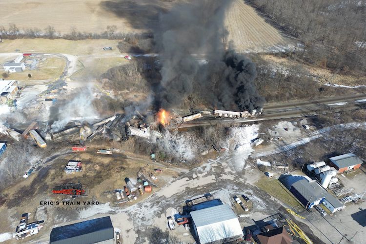 Vykolejení vlaku v Ohiu: obyvatelé se téměř týden po nehodě stále nemohou vrátit domů