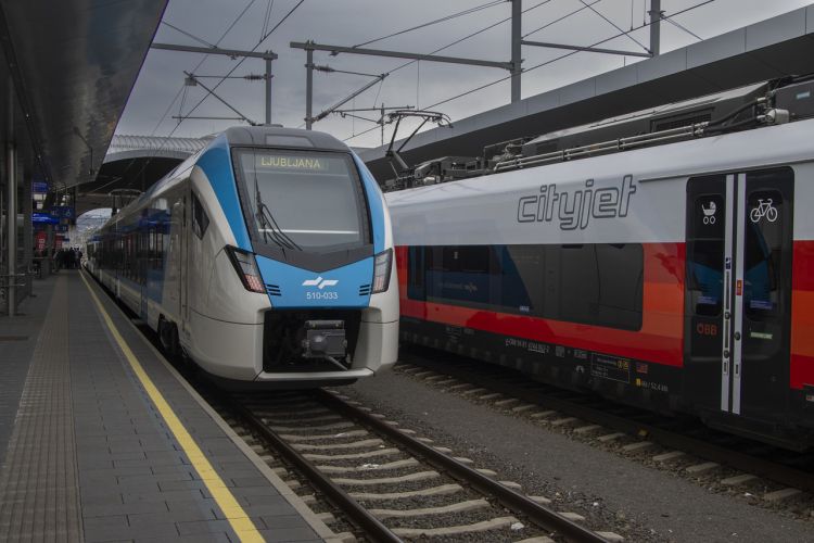 SŽ ha iniciado la explotación de trenes FLIRT de Stadler con destino a Austria