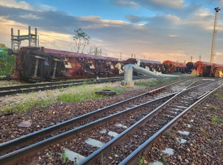 Schwerer Sturm kippt Güterzug in Norditalien um