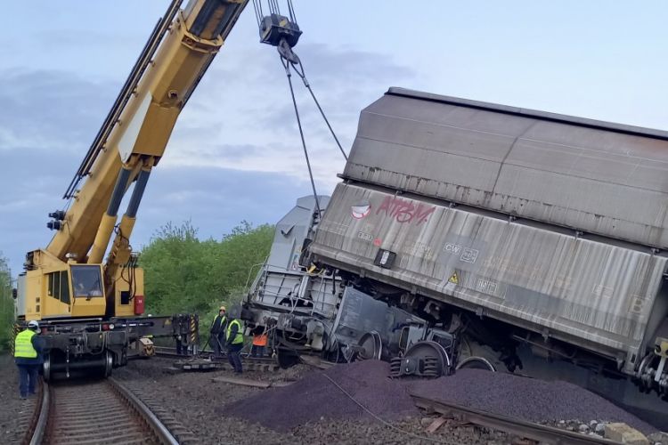 Hungary: after freight train derailment double-track electrified line blocked