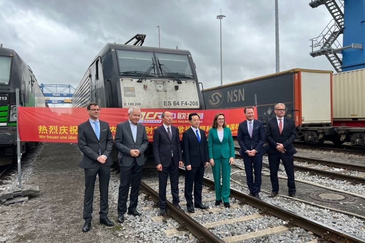 Pouze 10 dní trvá železniční spojení mezi čínským Xian a přístavem Duisburg