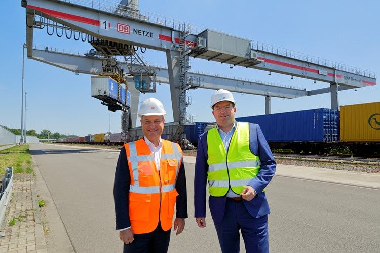 Rail-road transshipment at the combined transport terminal in Duisburg (CT hub) has started