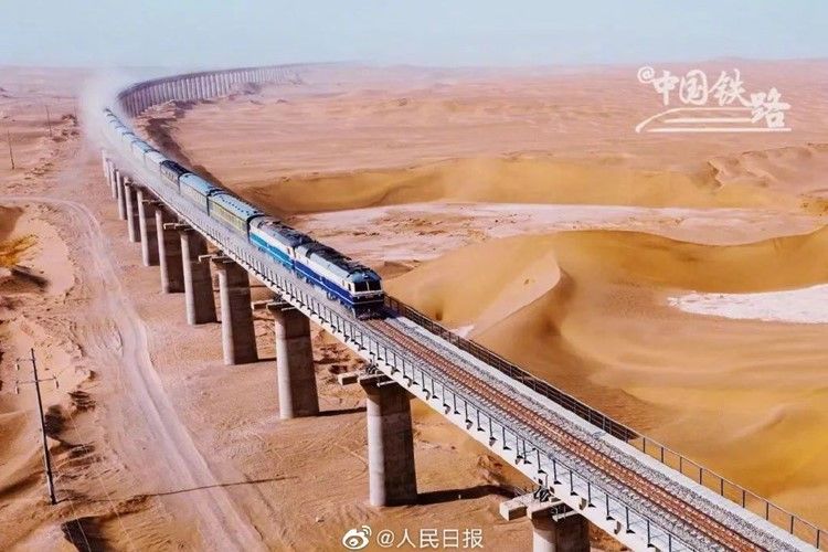 China completed world’s first desert railway loop line.