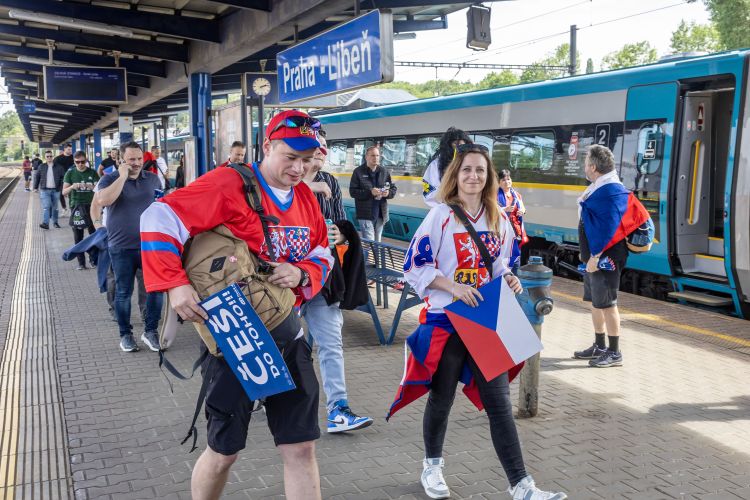 Chequia: un tren parado causa retrasos y molestias a los aficionados al hockey