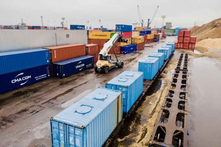 First grain container train from Ukraine arrives at Riga port