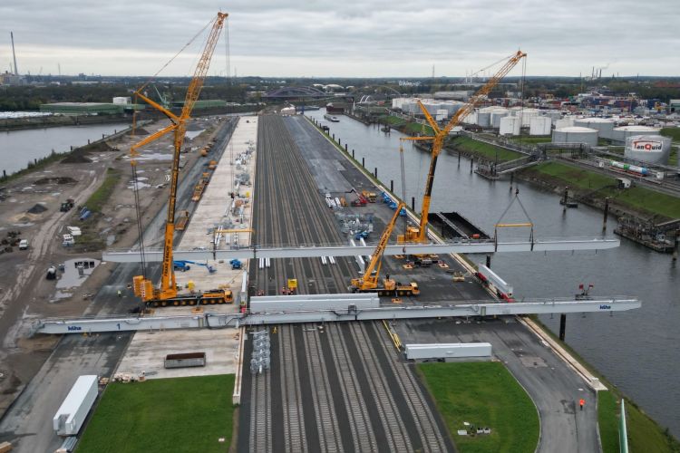První jeřáb v terminálu Duisburg Gateway znamená pokrok v rozšiřování přístavu