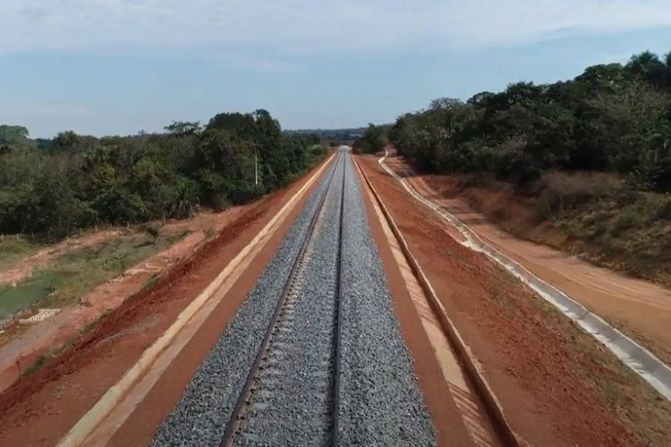 经过 37 年的建设，巴西终于有了一条连接南北的铁路