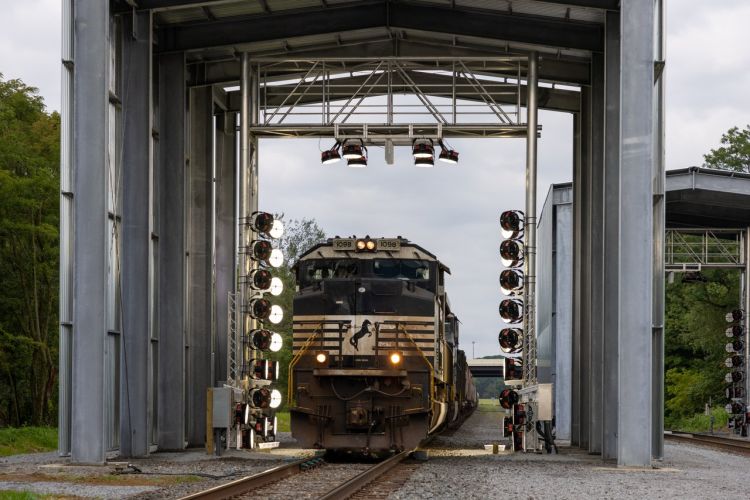 Společnost Norfolk Southern představuje systém kontroly vlaků s umělou inteligencí (video)
