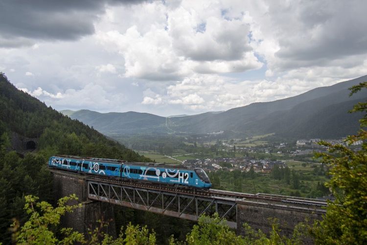 Projekt FCH2RAIL uruchamia przełomowy pociąg wodorowy do testów na hiszpańskich torach kolejowych