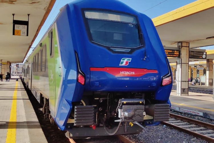 Der blaue Zug von Hitachi Rail hat seinen Betrieb in Sizilien aufgenommen