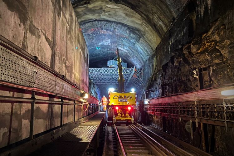 Wie man einen 130 Jahre alten Tunnel mit losem viktorianischem Mauerwerk und Lecks repariert, in Bildern