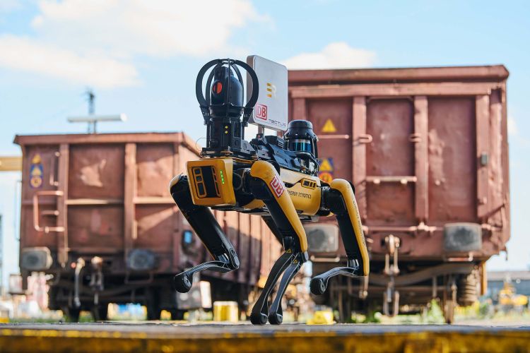 DB Cargo: Hunde-Roboter inspiziert Waggons