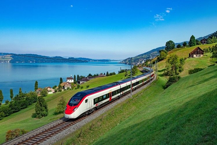 Sieben weitere Giruno-Züge gehen in die Schweiz. Diese Triebzüge werden von Stadler an die Schweizerischen Bundesbahnen SBB geliefert.