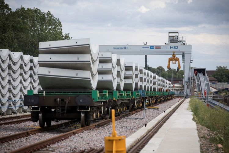 HS2 upřednostňuje železnici před silnicí, aby zmírnila dopravní problémy Británie