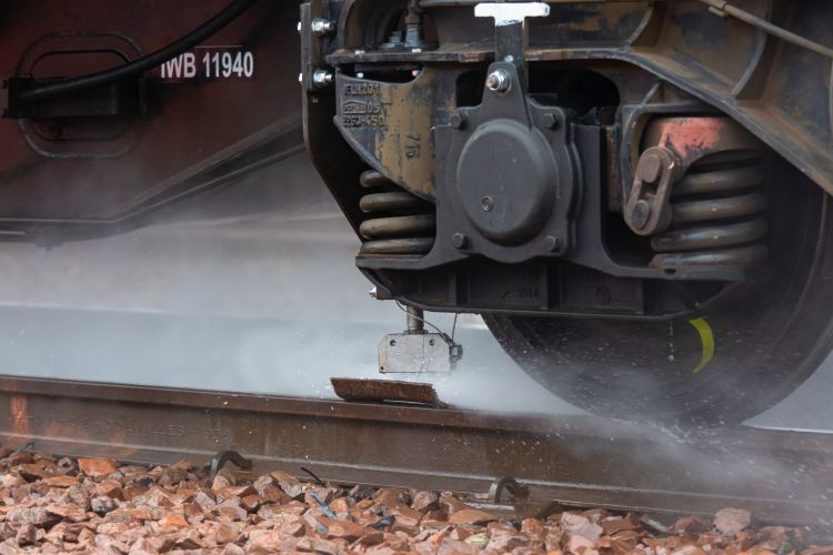 Na cestě k podzimu: Skotské železnice zavádějí technologii na odstraňování listí