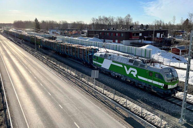 Environmental milestone: VR's first electric roundwood train arrived at Metsä Group's bioproduct mill