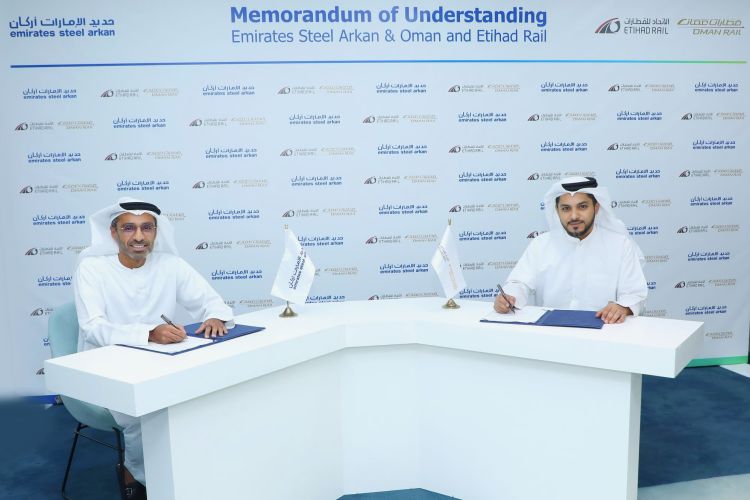 Oman und Etihad Rail arbeiten mit Emirates Steel Arkan beim Transport von Rohstoffen zusammen