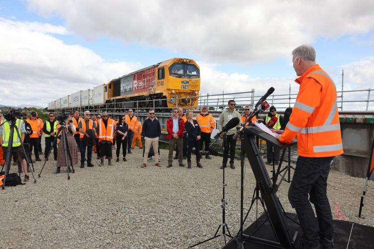 Obnovení železničního spojení s přístavem Napier po sedmiměsíčním výpadku způsobeném cyklonem Gabrielle