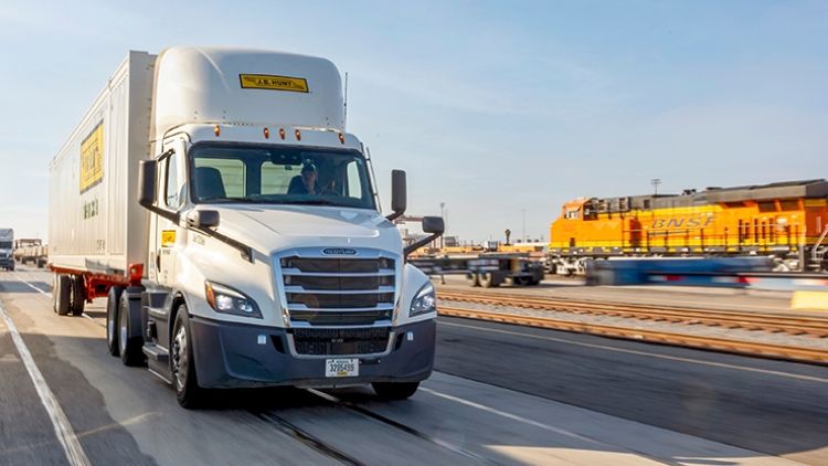 BNSF und J.B.Hunt werben um Kunden, die Trucking by Quantum nutzen