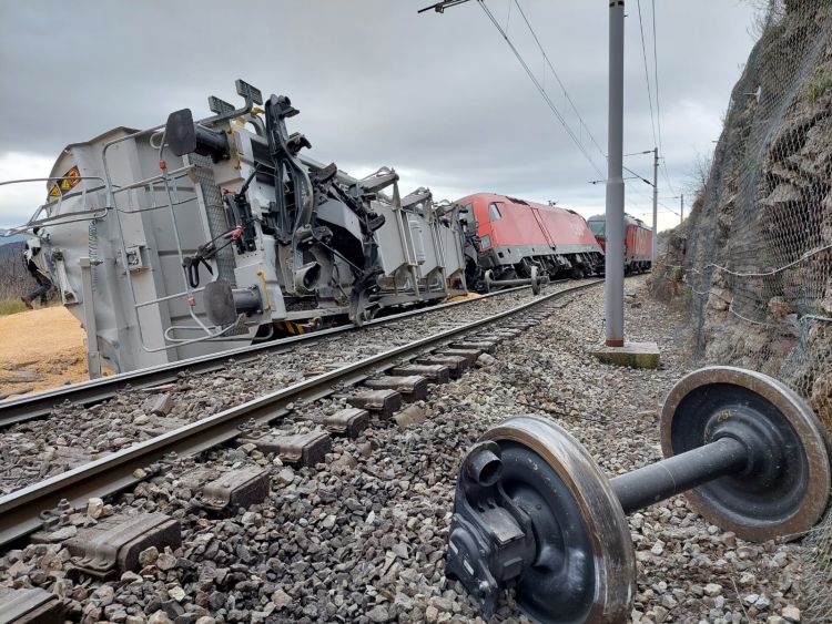 Schweres Zugunglück in Kroatien: Güterzug kollidiert mit Infrastrukturfahrzeug