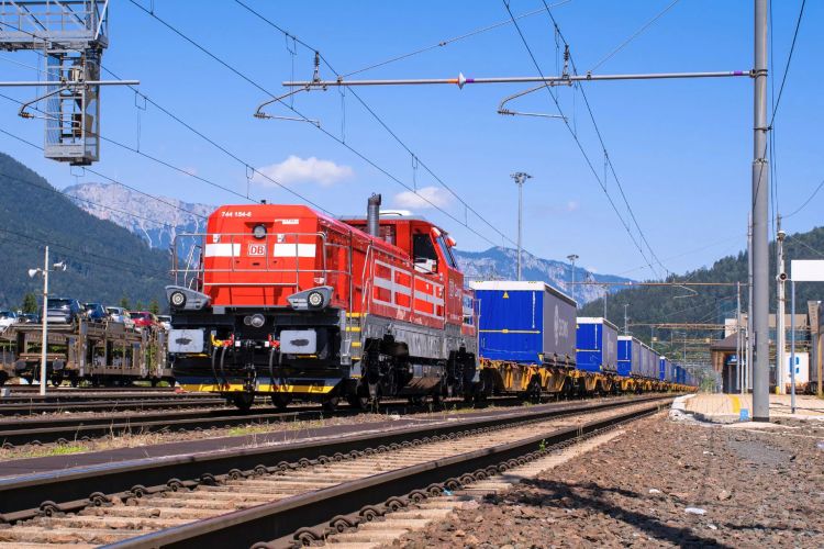 DB Cargo takes delivery of the EffiShunter 1000 locomotive to power Italian rail infrastructure