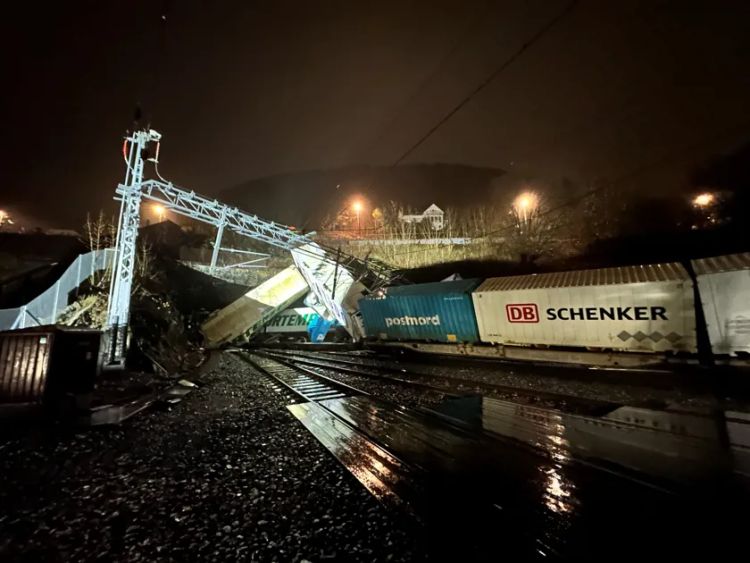 货运列车在挪威卑尔根附近脱轨，列车司机受轻伤
