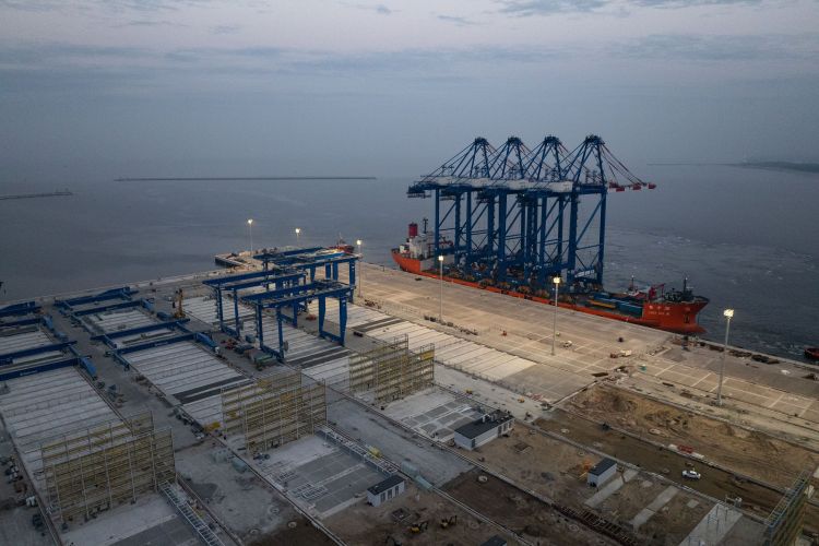 First ship with STS cranes docked at the Baltic Hub's new T3 terminal ...