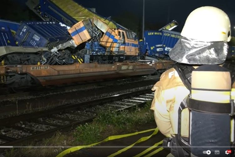 Deutschland: Zug prallt auf stillstehende Güterwaggons