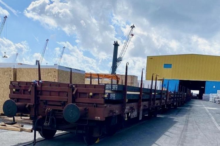 Der Hafen von Genua hat den Schienentransport von Stahl wieder aufgenommen