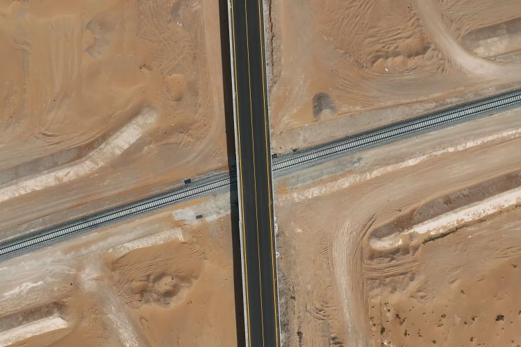 Společnost Etihad Rail dokončila pokládku kolejí na hlavní trati v Šardžá a Rás al-Chajmě
