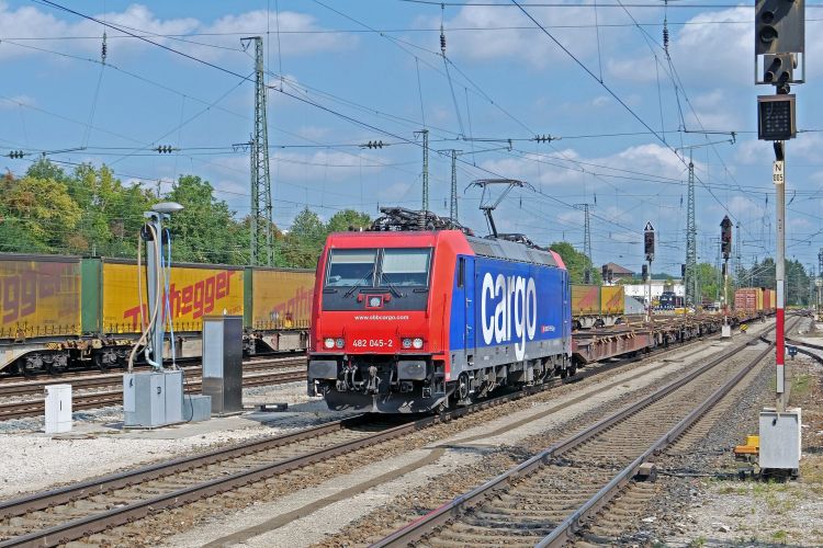Schweiz: Weiterentwicklung des Güterverkehrs in 2 Varianten
