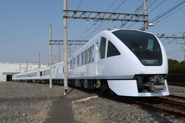 SPACIA X: Nowy pociąg Hitachi łączący zrównoważony rozwój i sztukę