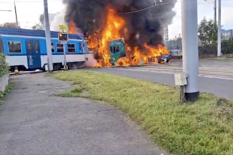 Tschechische Republik: Personenzug und Lkw in Flammen