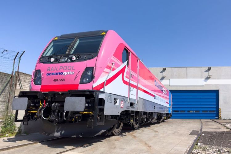 Lady Pink Ravenna: die erste Alstom TRAXX DC3 für Oceanogate von RAILPOOL