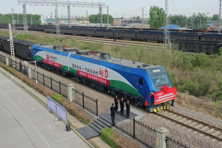 China tests its largest and longest freight train