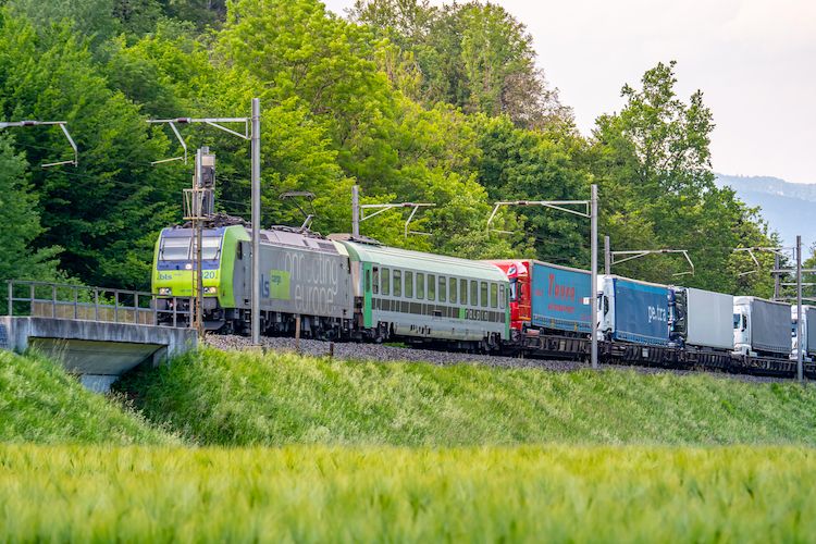 Programm zur Förderung der Verlagerung des Güterverkehrs durch die Schweizer Alpen von der Straße auf die Schiene wird fortgesetzt