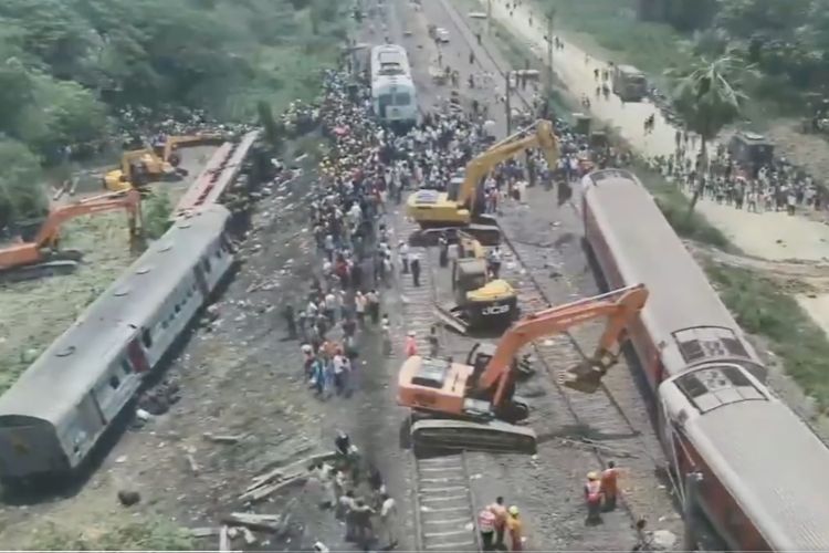 Železniční katastrofa v Indii: Téměř 300 mrtvých, více než 900 zraněných