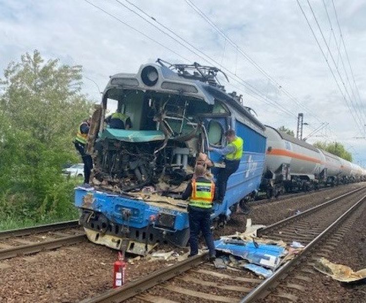 匈牙利货运列车与卡车相撞导致铁路运营中断