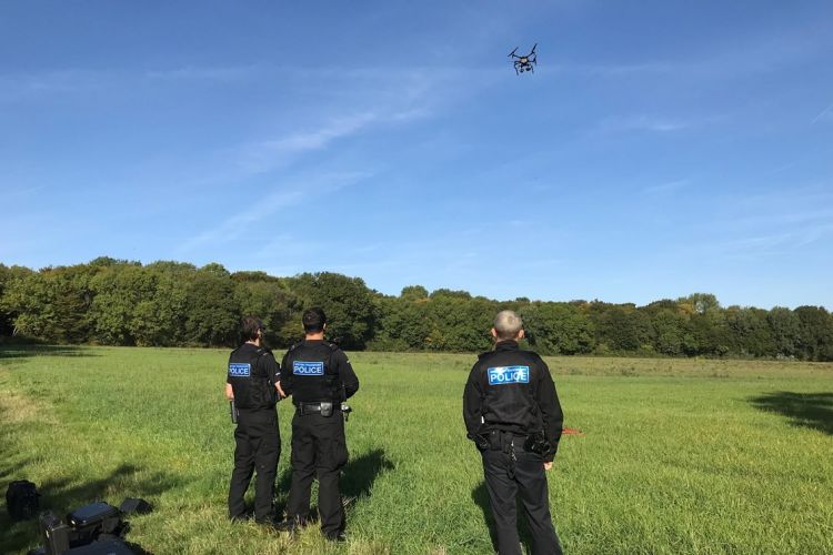 Společnost Network Rail a britská dopravní policie používají drony ke sledování narušitelů hranic
