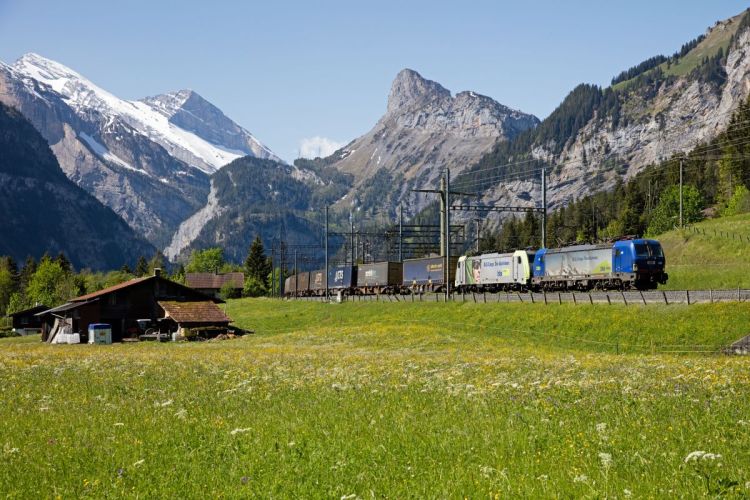 Sperrung wichtiger Tunnels stellt den Schienengüterverkehr in den Alpen vor große Herausforderungen
