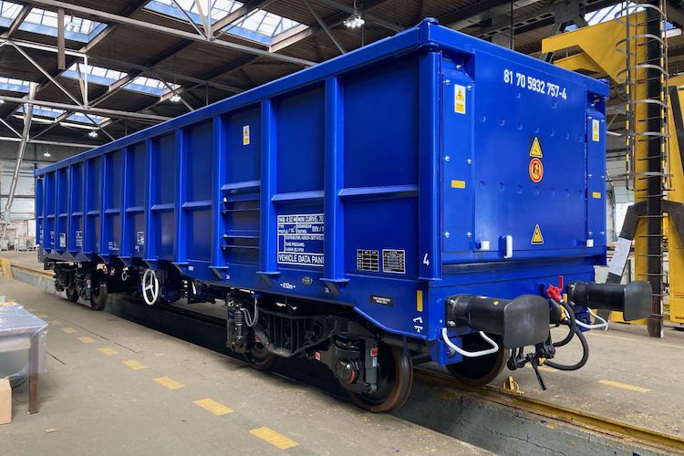 Der Prototyp des neuen JNA-X Boxwagens für den Schienengüterverkehr wurde enthüllt